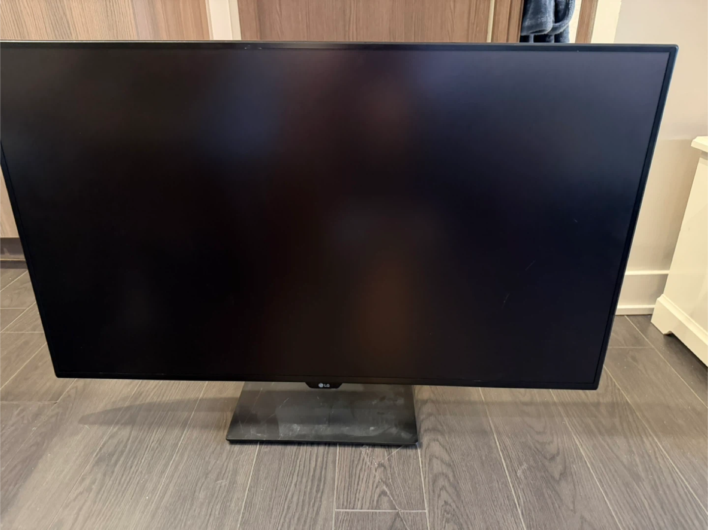 LG 42.5” 4K UHD IPS Monitor – Fully Functional - photo 5