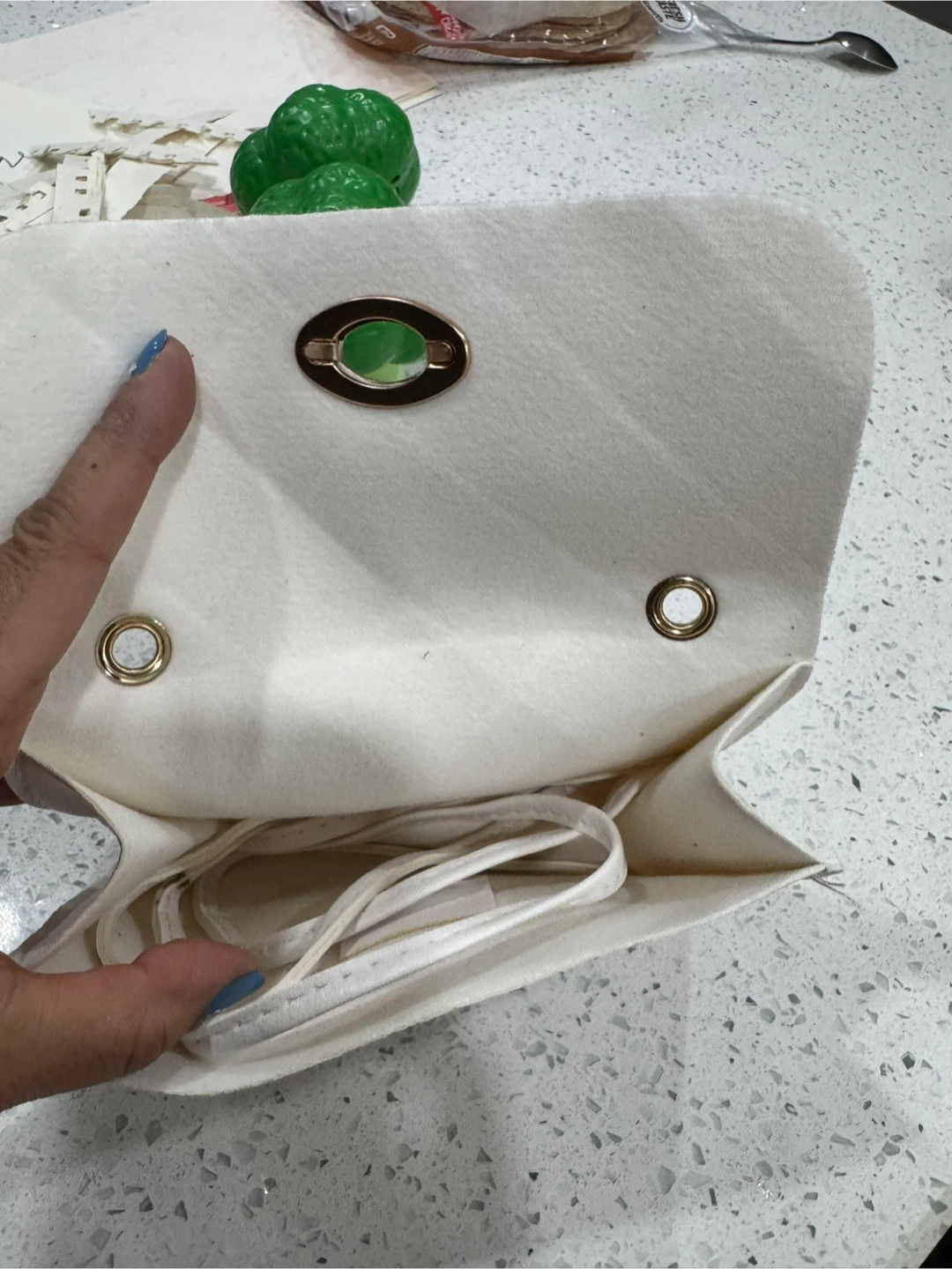 White Quilted Shoulder Bag with Gold Clasp 🏆 - photo 3