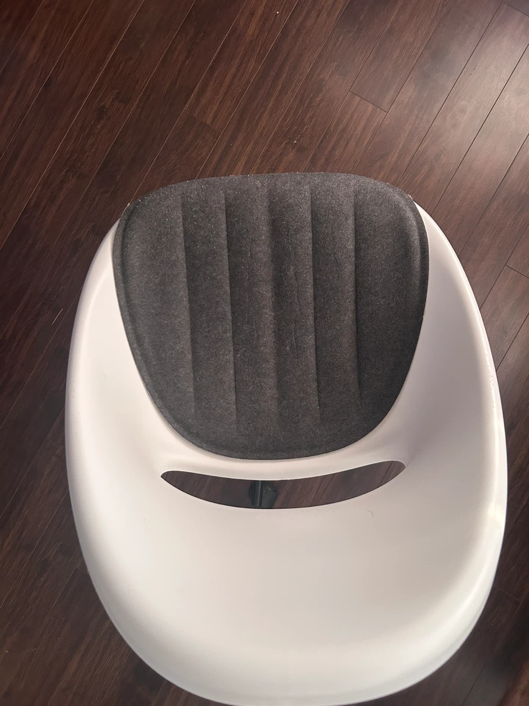 Children’s desk chair with pad