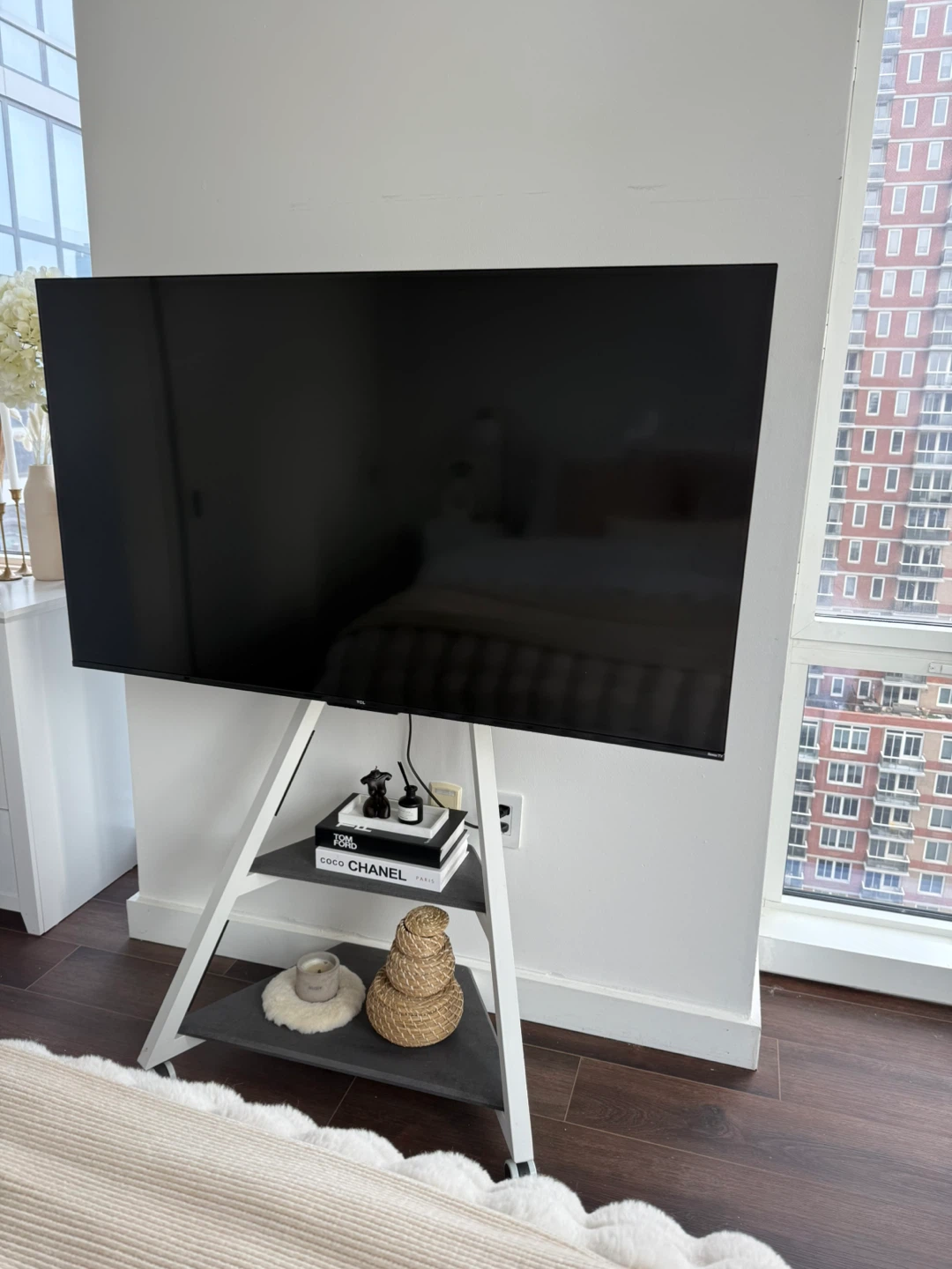 FITUEYES Design Corner TV Stand with Wheels for 43-75 Inch TVs