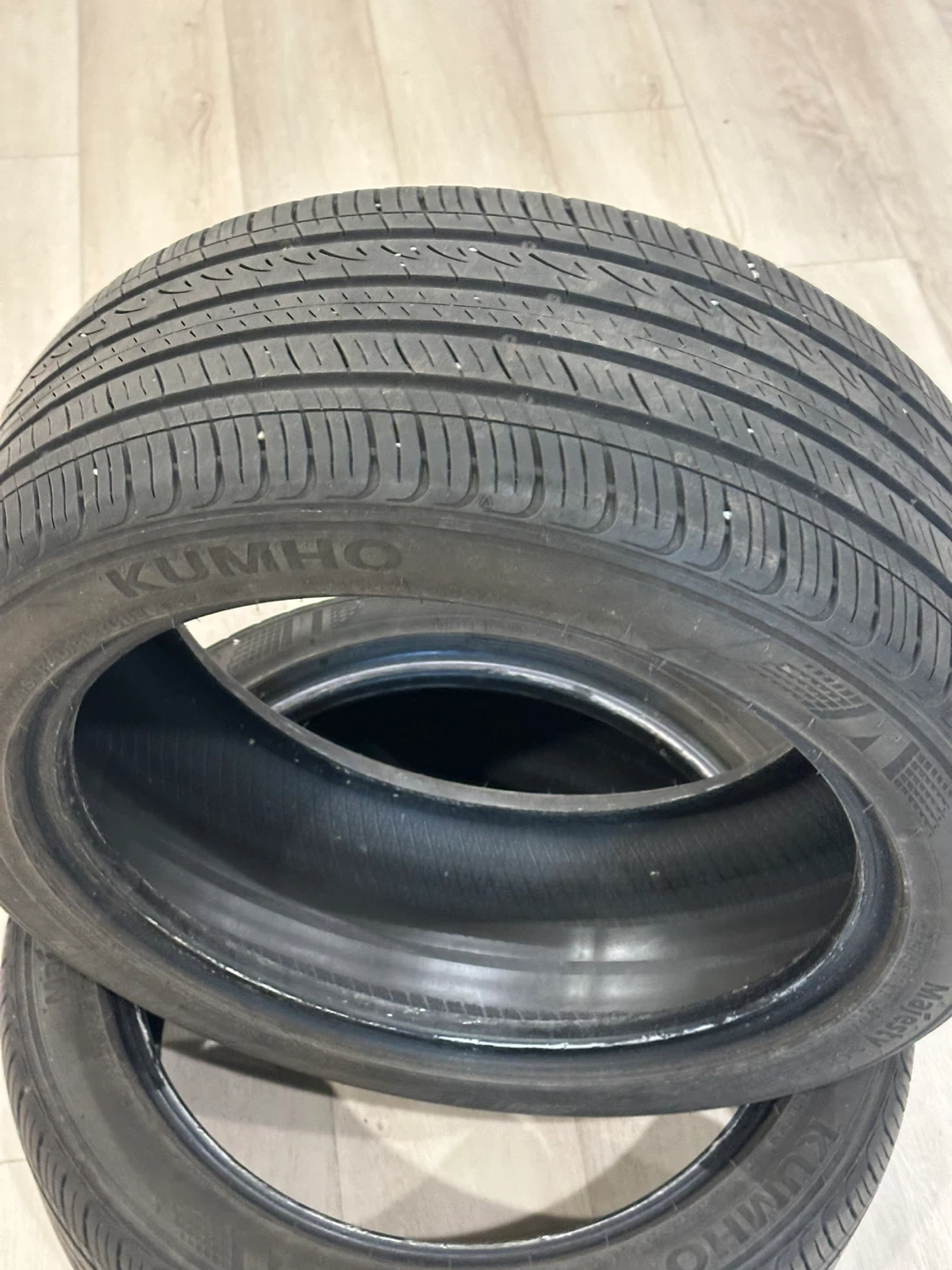 Kumho 225/45 R17 91W Tires (Set of 2)