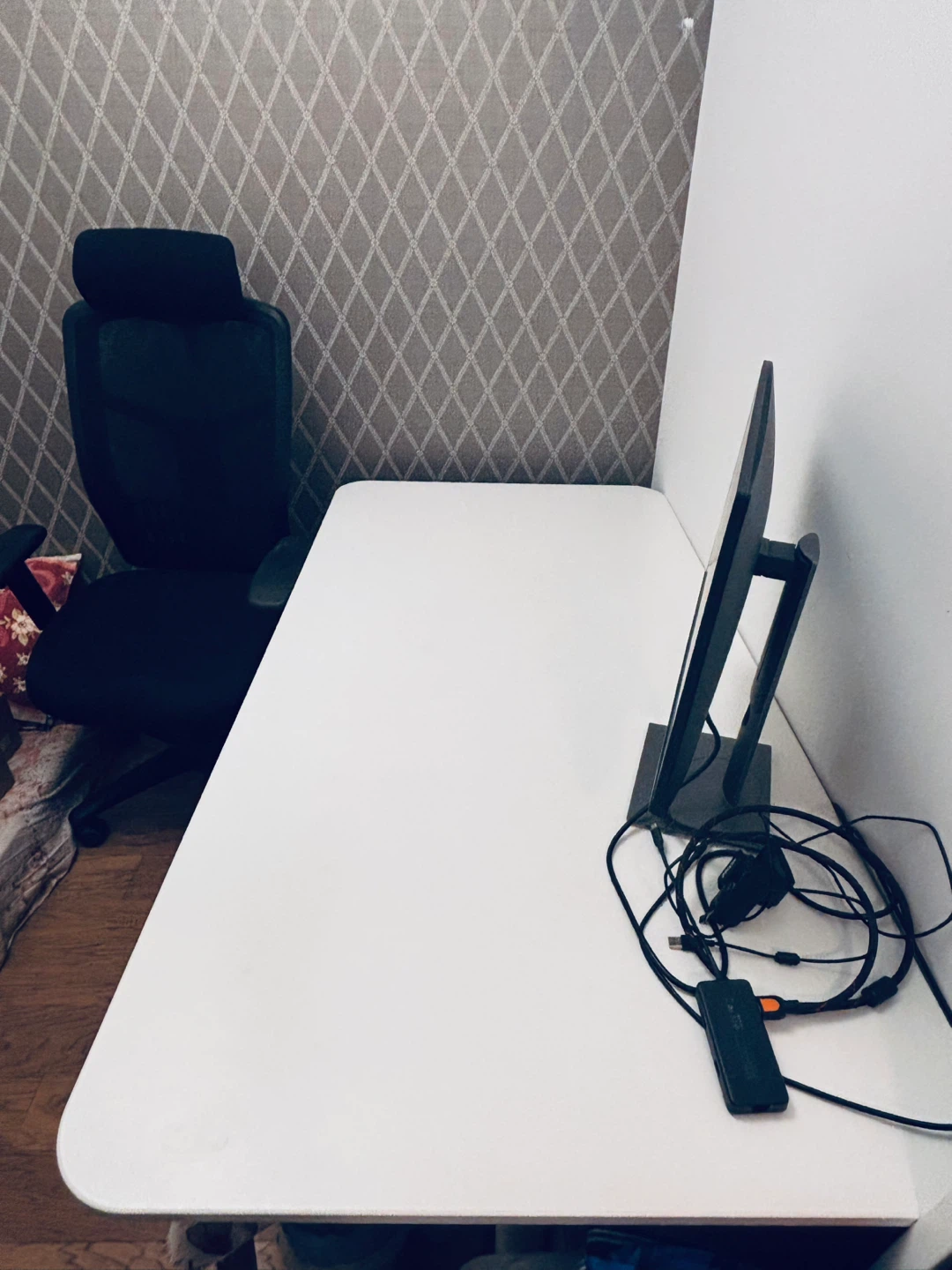 MOVING SALE: IKEA Desk Good Condition (Price negotiable)