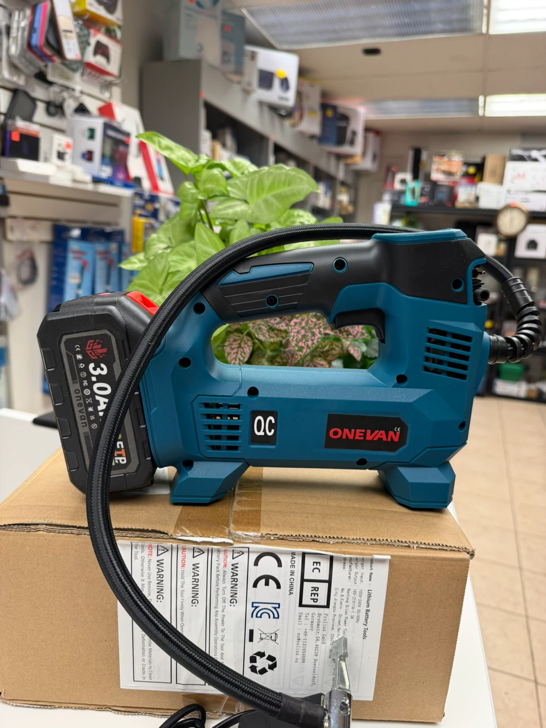 Portable Cordless Air Compressor with 3.0Ah Battery