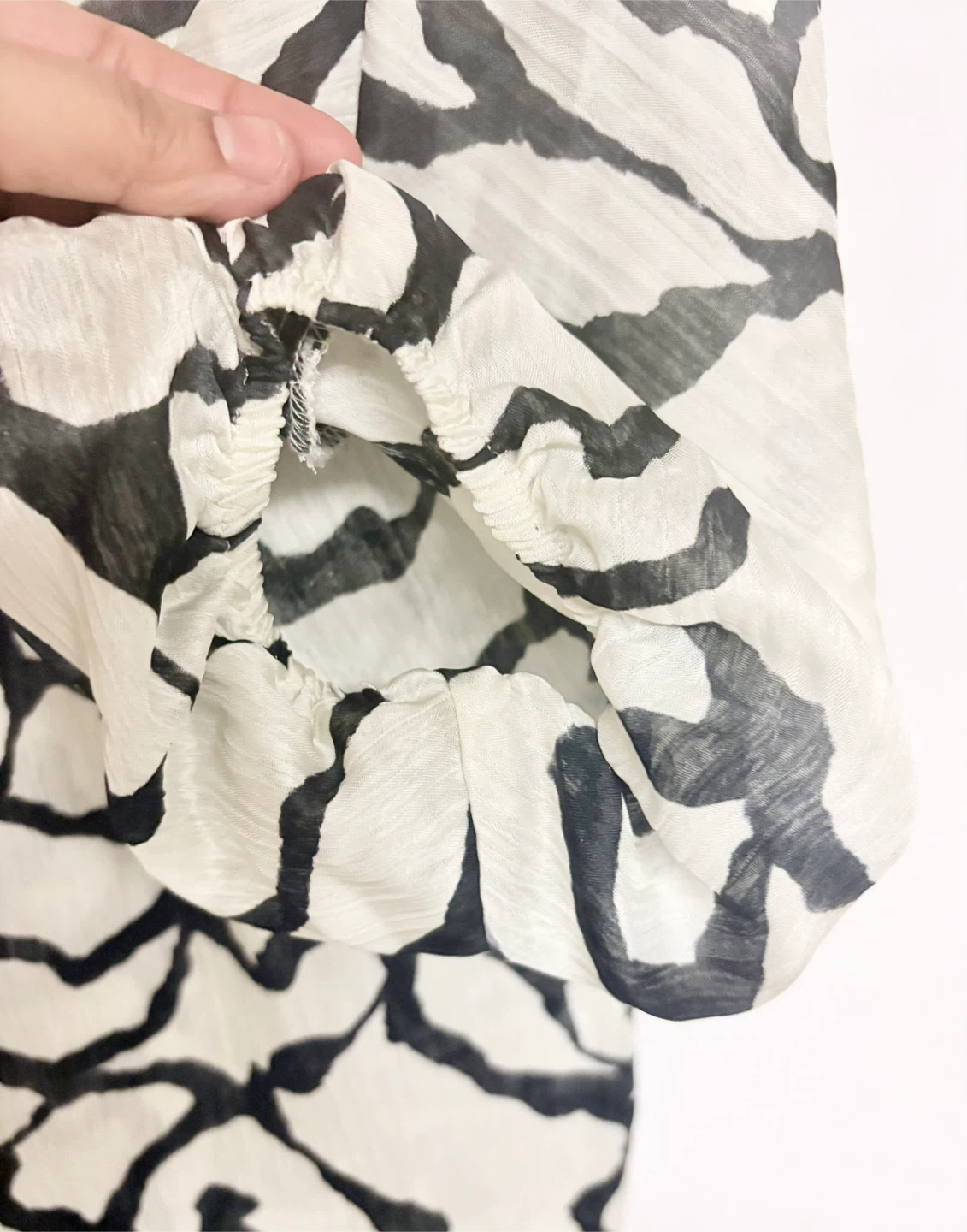 Black &White Abstract Print Blouse - Size XS 🏆 - photo 3
