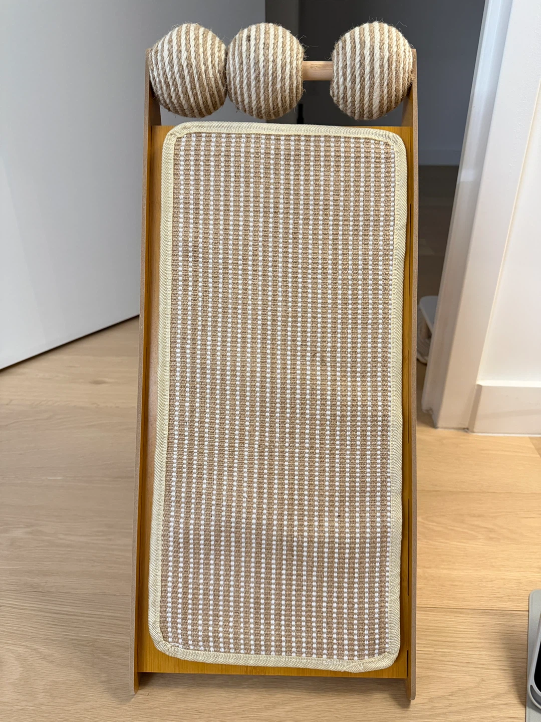 New Cat Scratching Post with Balls - photo 3