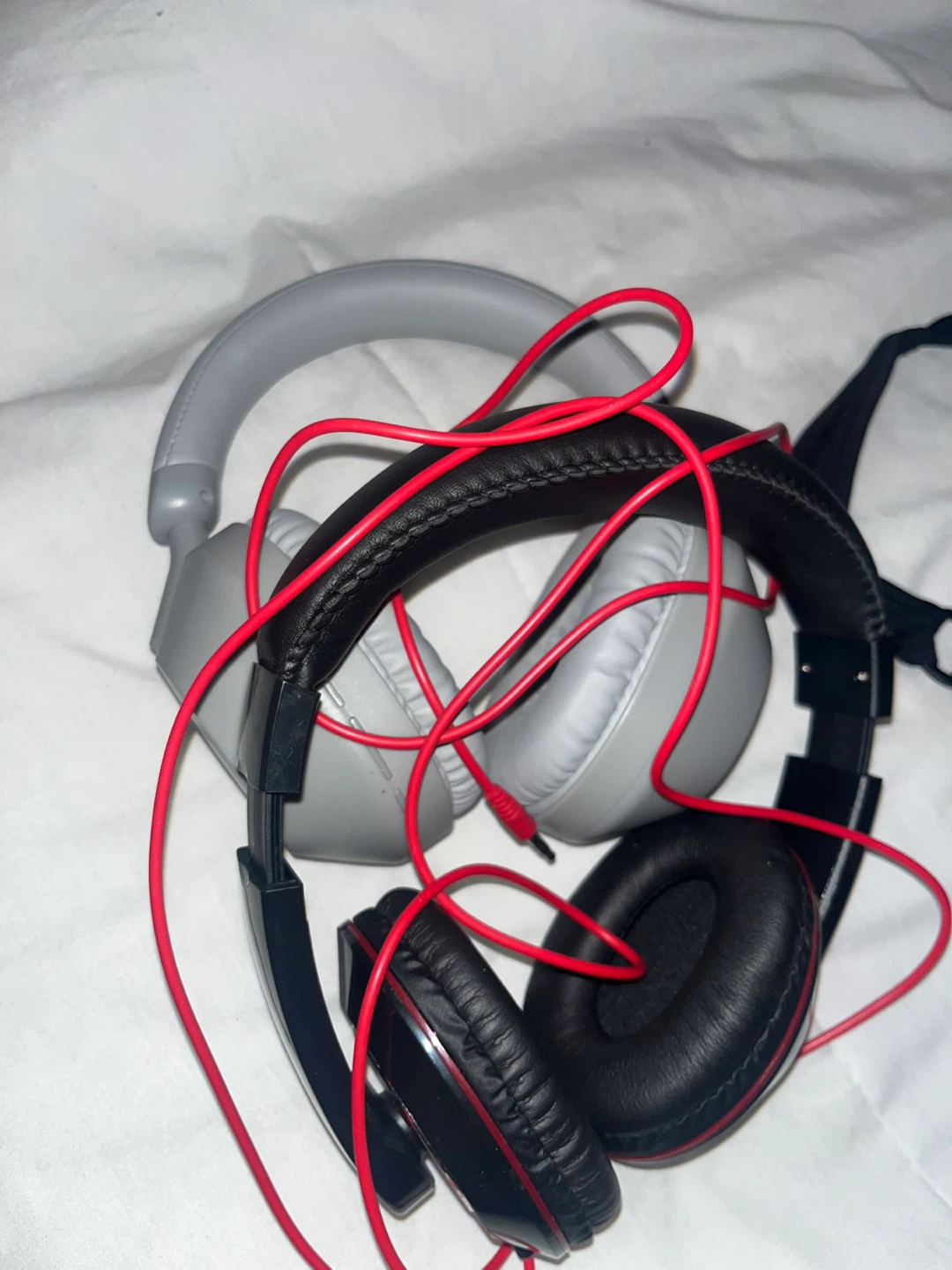 2 headphone combo - 1 wired 1 Bluetooth - photo 2