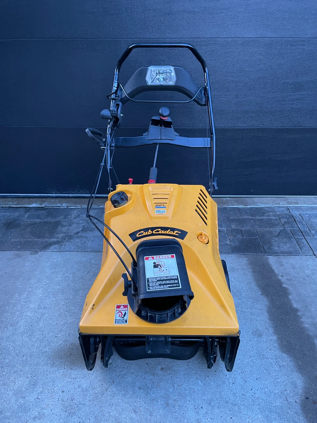 Cub Cadet Gas Snowblower 221L - photo 2