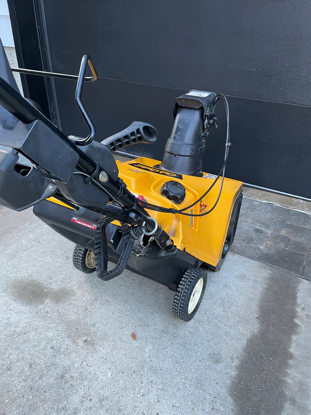 Cub Cadet Gas Snowblower 221L - photo 4