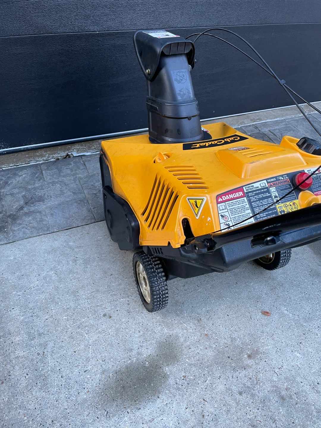Cub Cadet Gas Snowblower 221L - photo 3