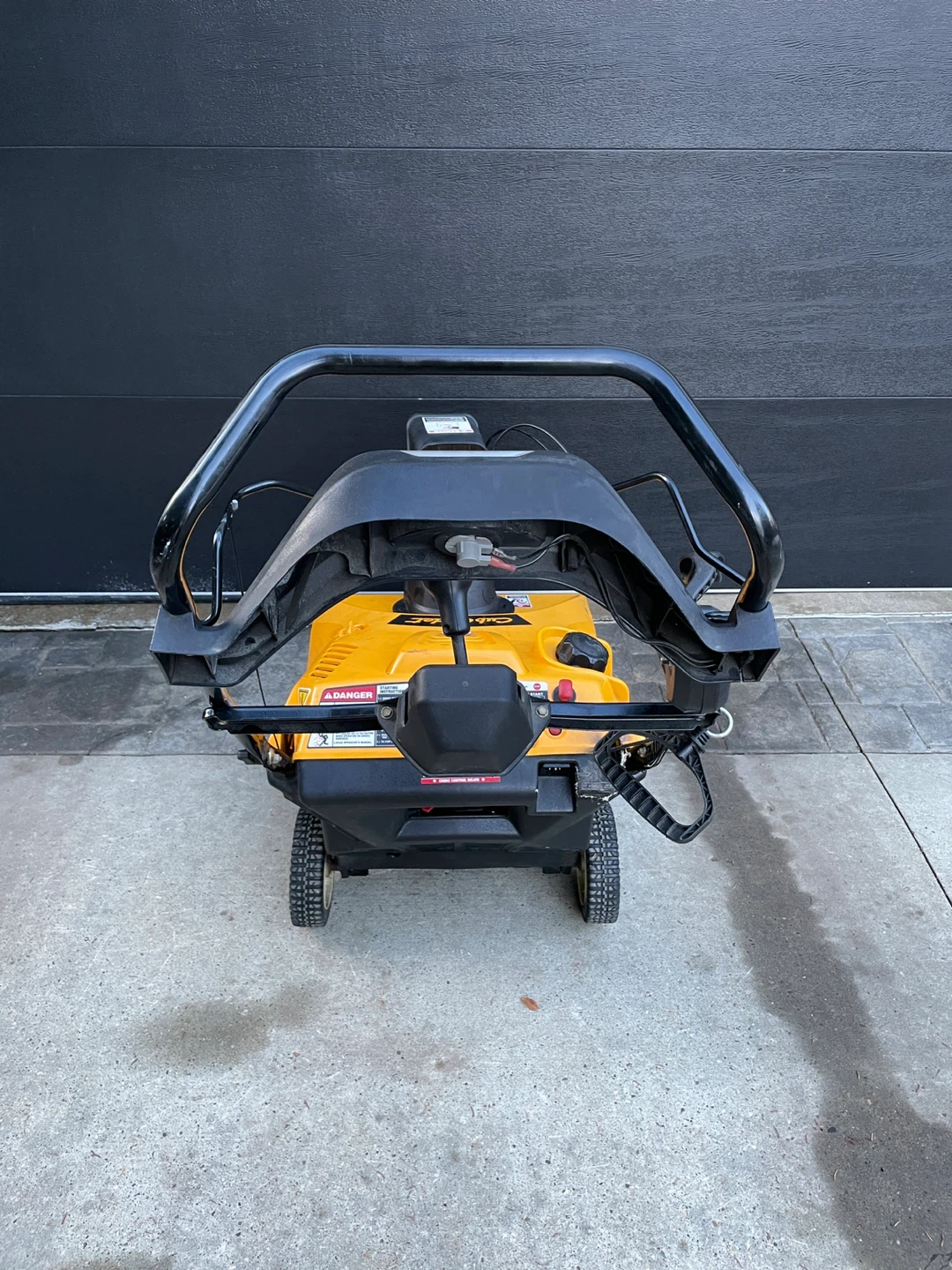 Cub Cadet Gas Snowblower 221L - photo 5