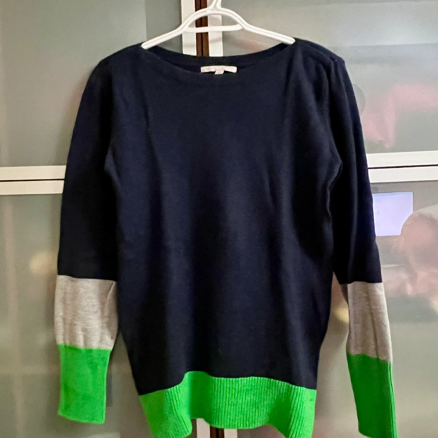 Gap Women's Navy Blue Sweater with Colour Block Sleeves - Medium