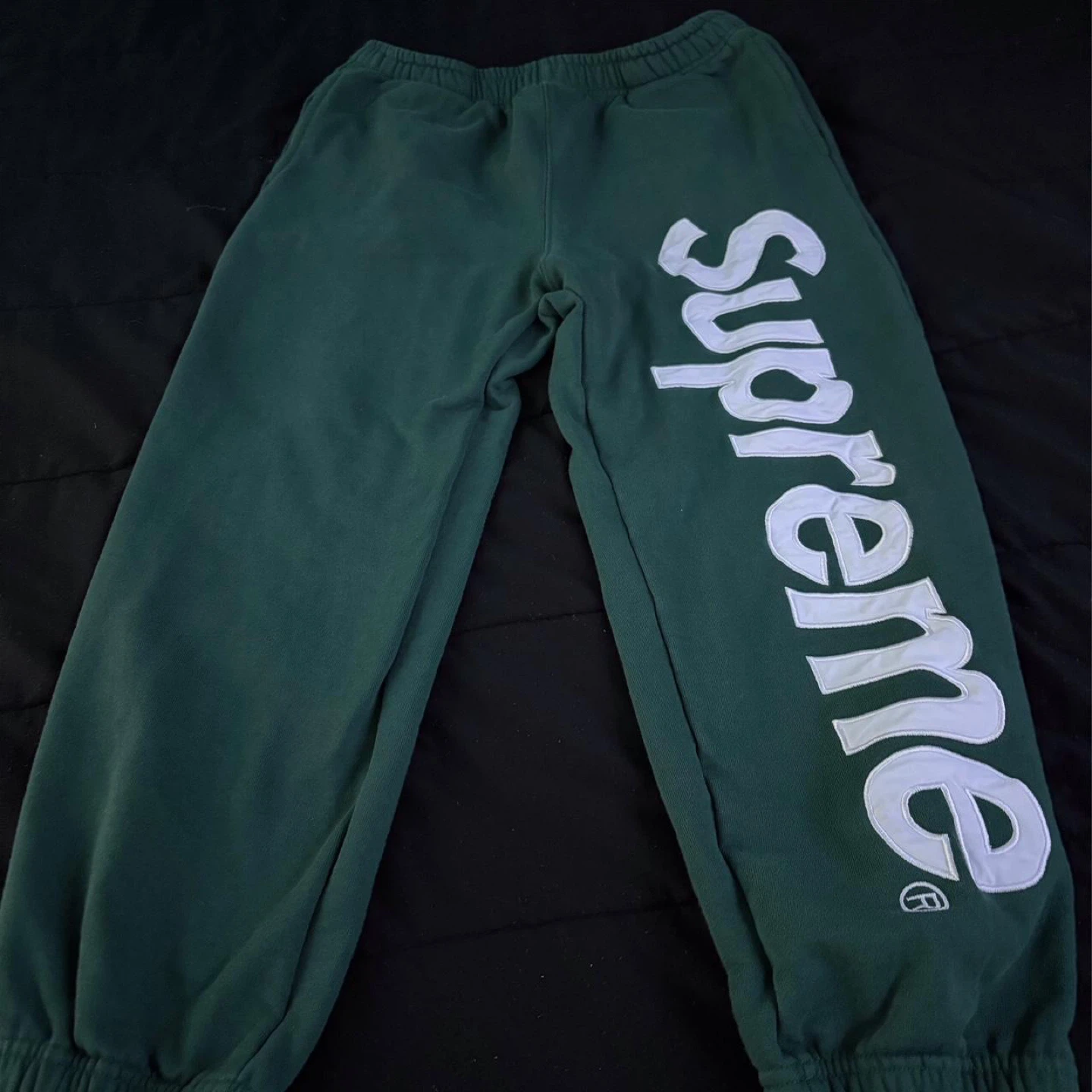 Supreme sweats appliqué