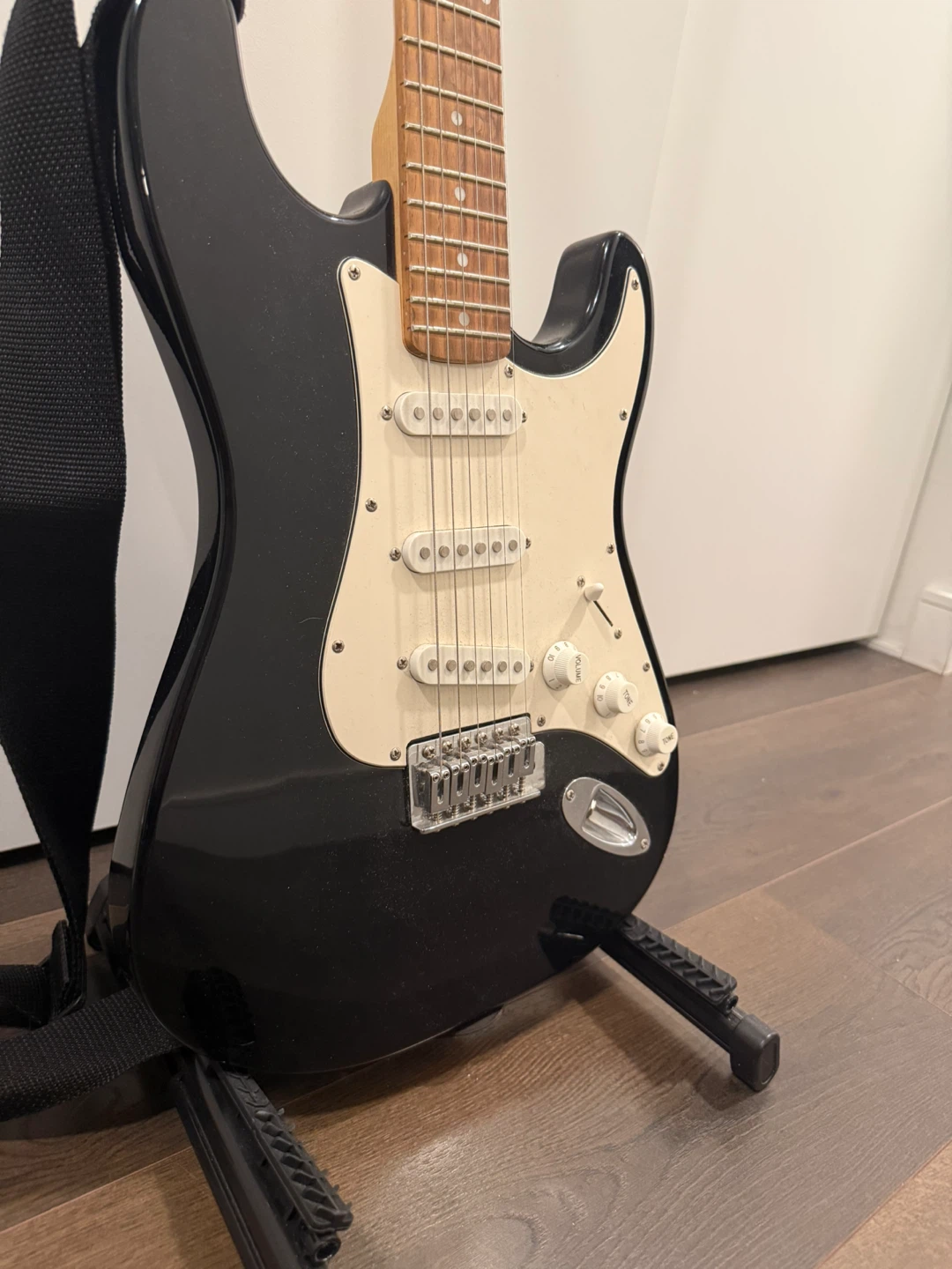 JT-300 Electric Guitar + MCC Padded Bag (Mint Condition) - photo 3