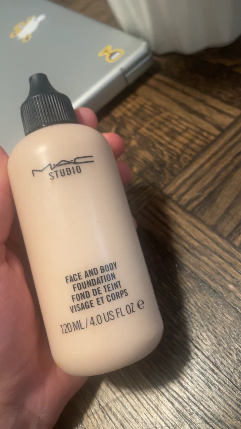 MAC Studio Face and Body Foundation 120 mL - photo 3