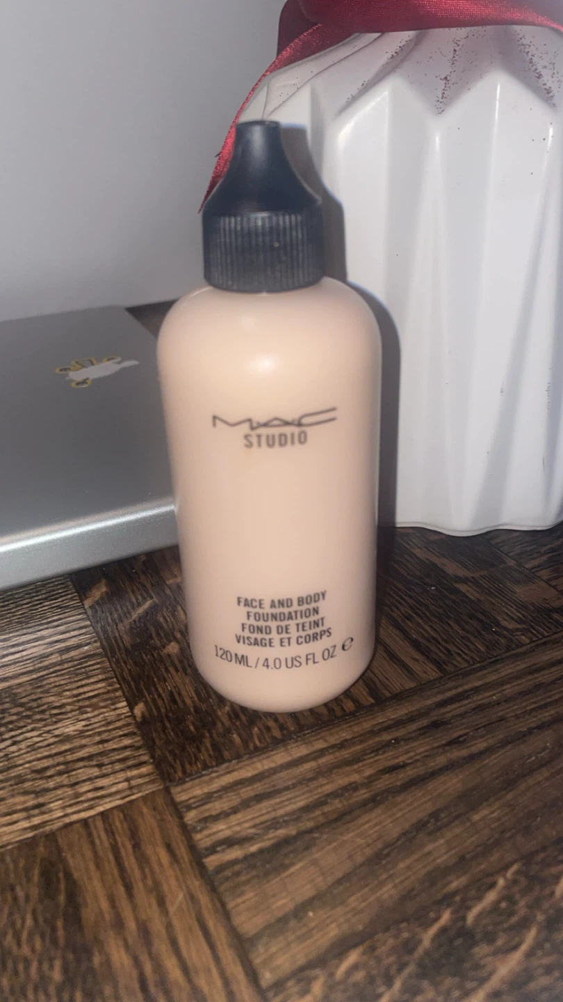 MAC Studio Face and Body Foundation 120 mL