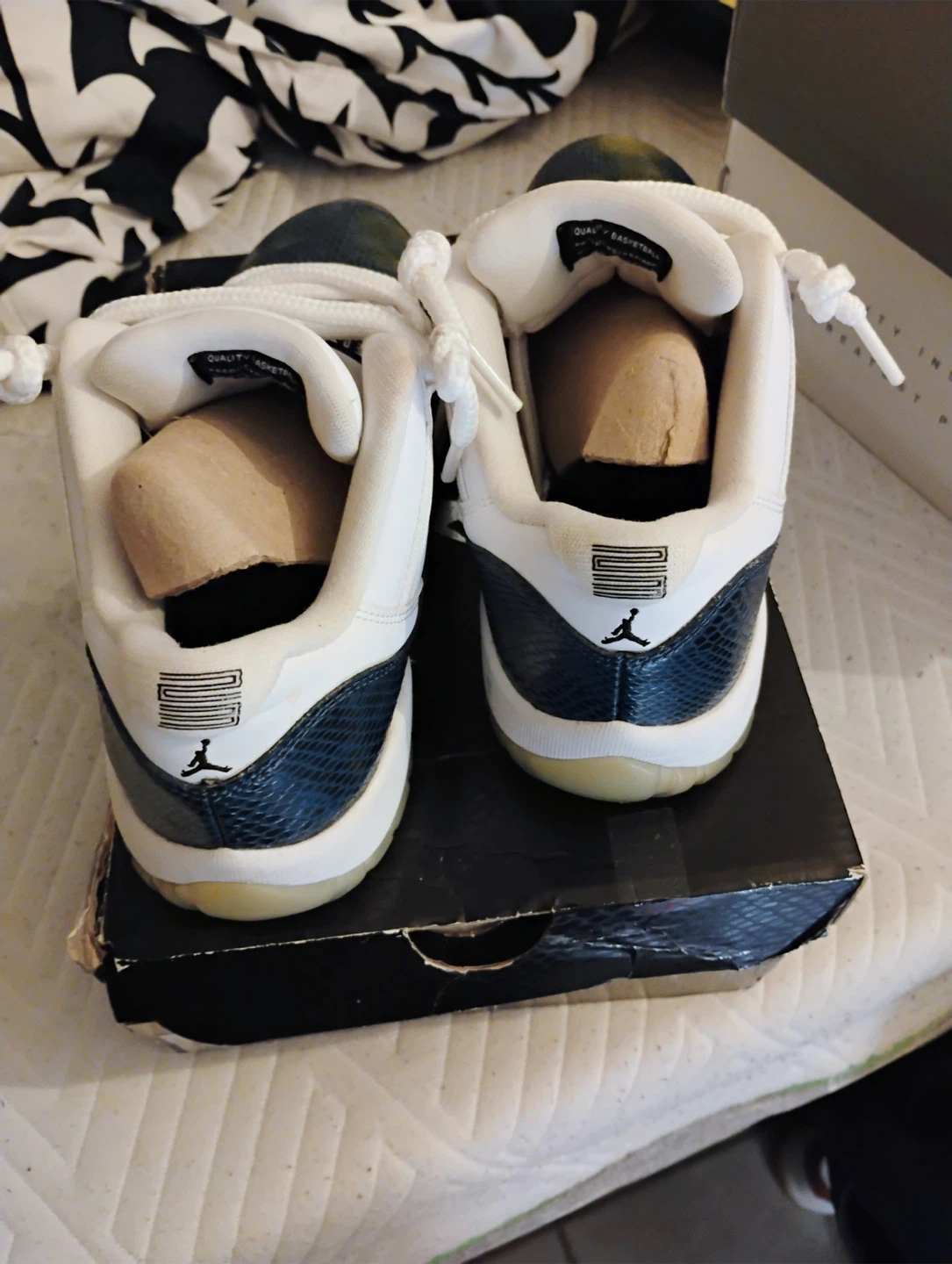 Air Jordan 11 Retro Low "Snakeskin" "White/Navy" Size 7Y - photo 3