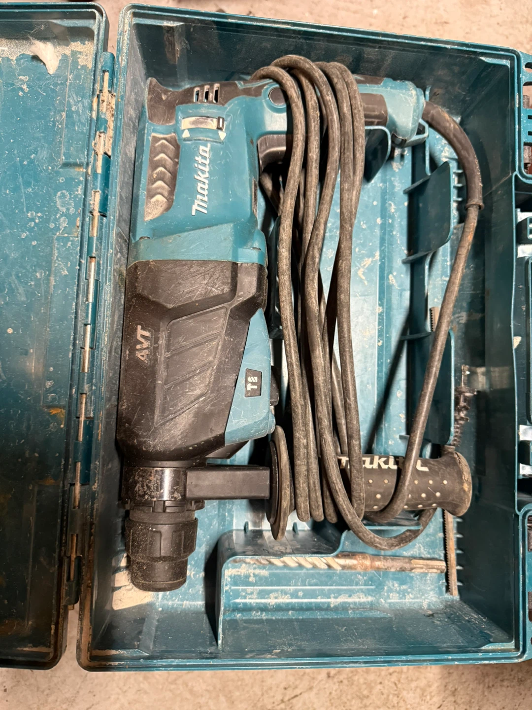 Makita HR2631F Rotary Hammer Drill - photo 2