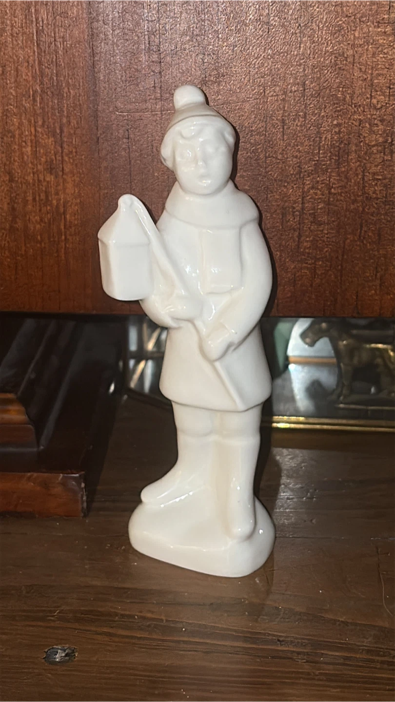 🏆Royal Doulton Carol Singer With Lantern Figurine