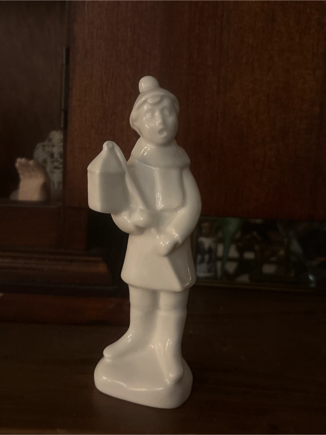 🏆Royal Doulton Carol Singer With Lantern Figurine - photo 2