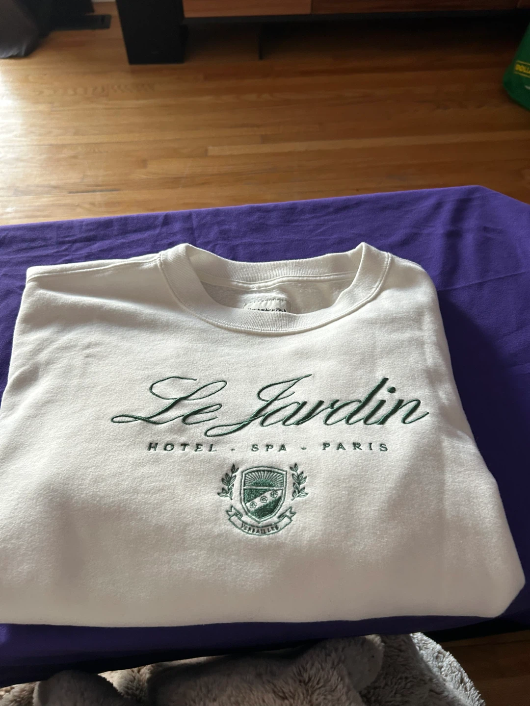 Abercrombie & Fitch "Le Jardin" Sweatshirt Size L