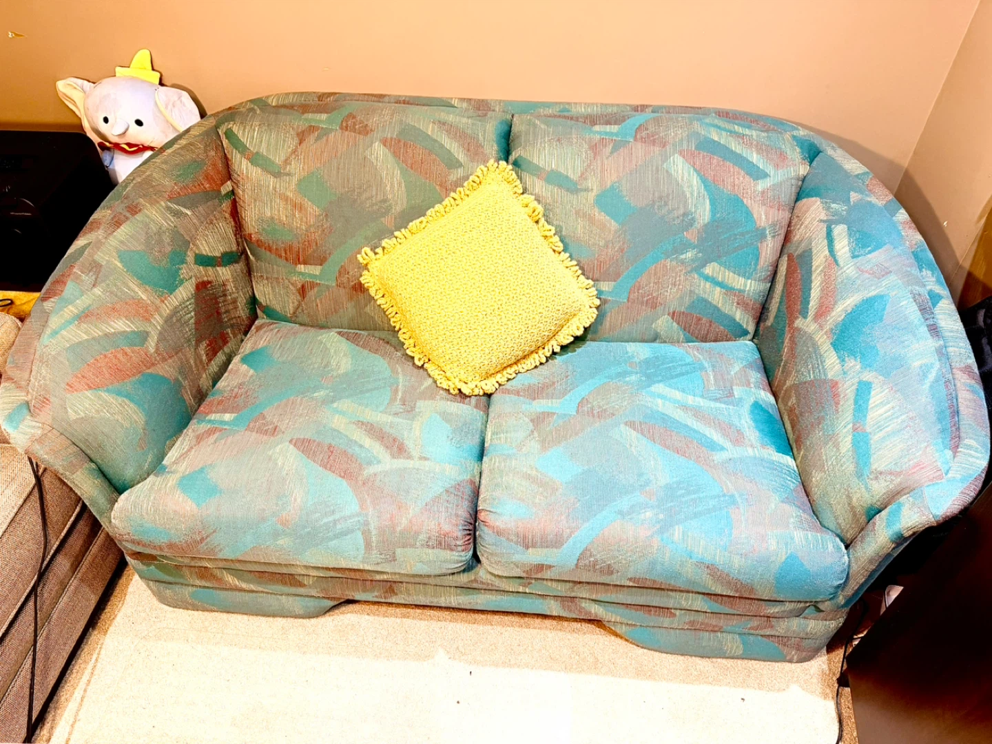 Two-seater couch with abstract pattern - photo 2