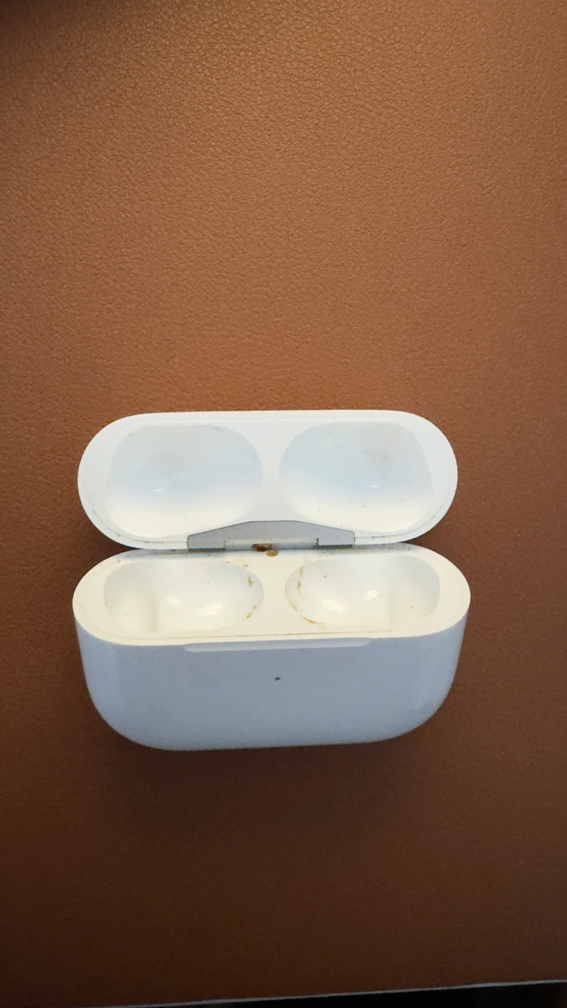 Apple AirPods Pro Charging Case (White) Doesn’t include earbud - photo 2