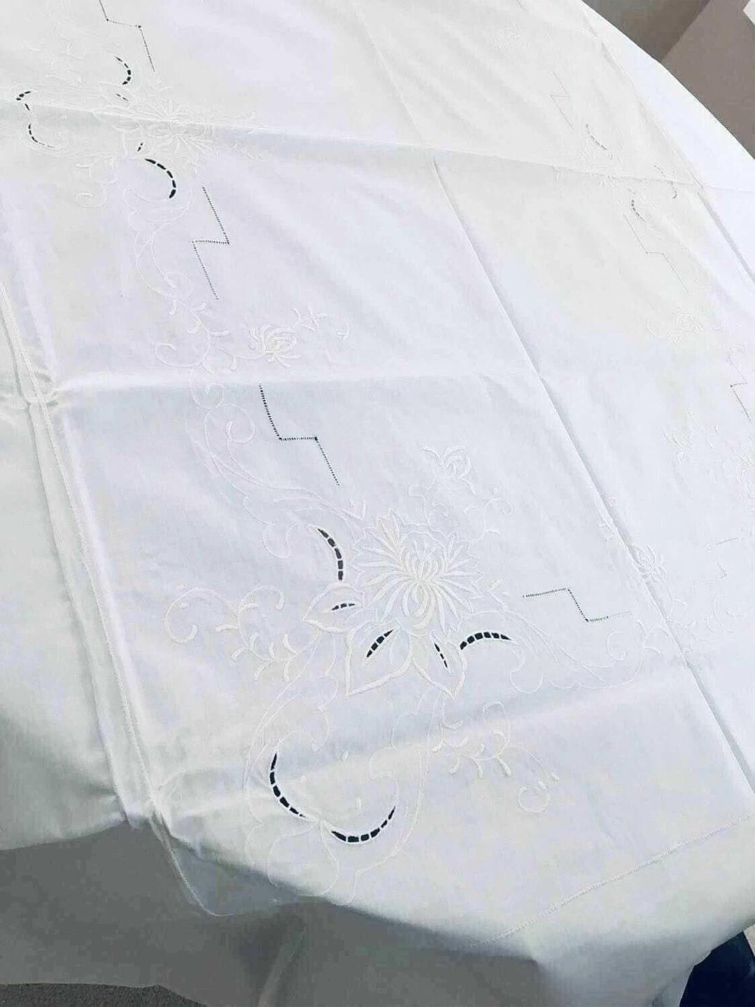 BNWT (vintage) Embroidered cotton tablecloth & 6 napkins