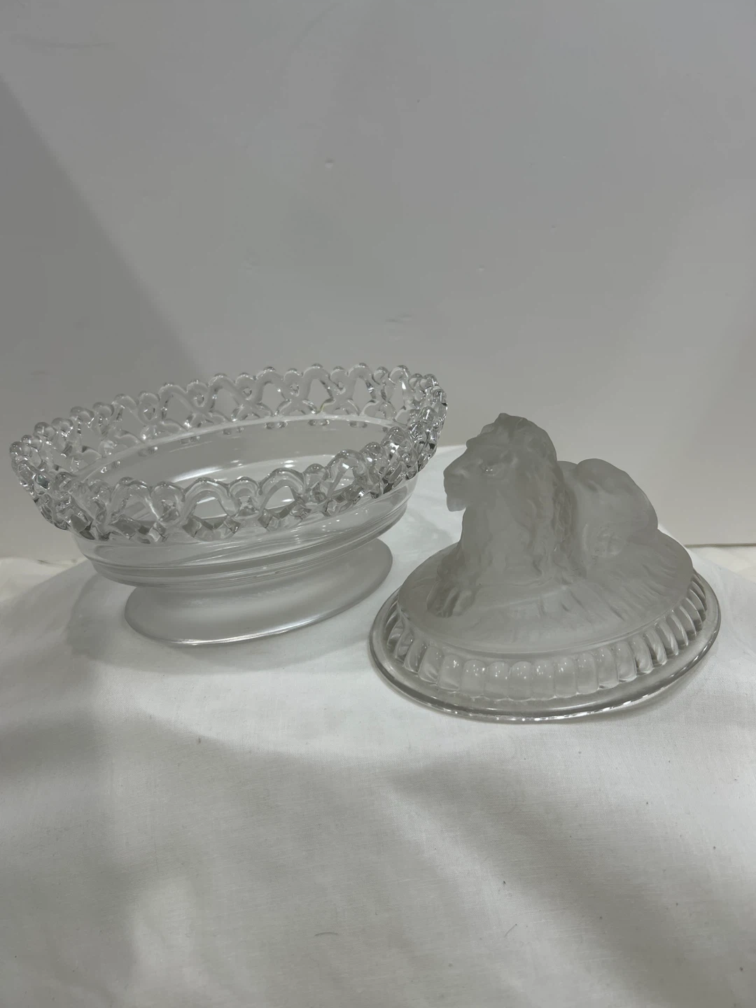 Vintage imperial glass company-Frosted Lion covered candy dish - photo 2