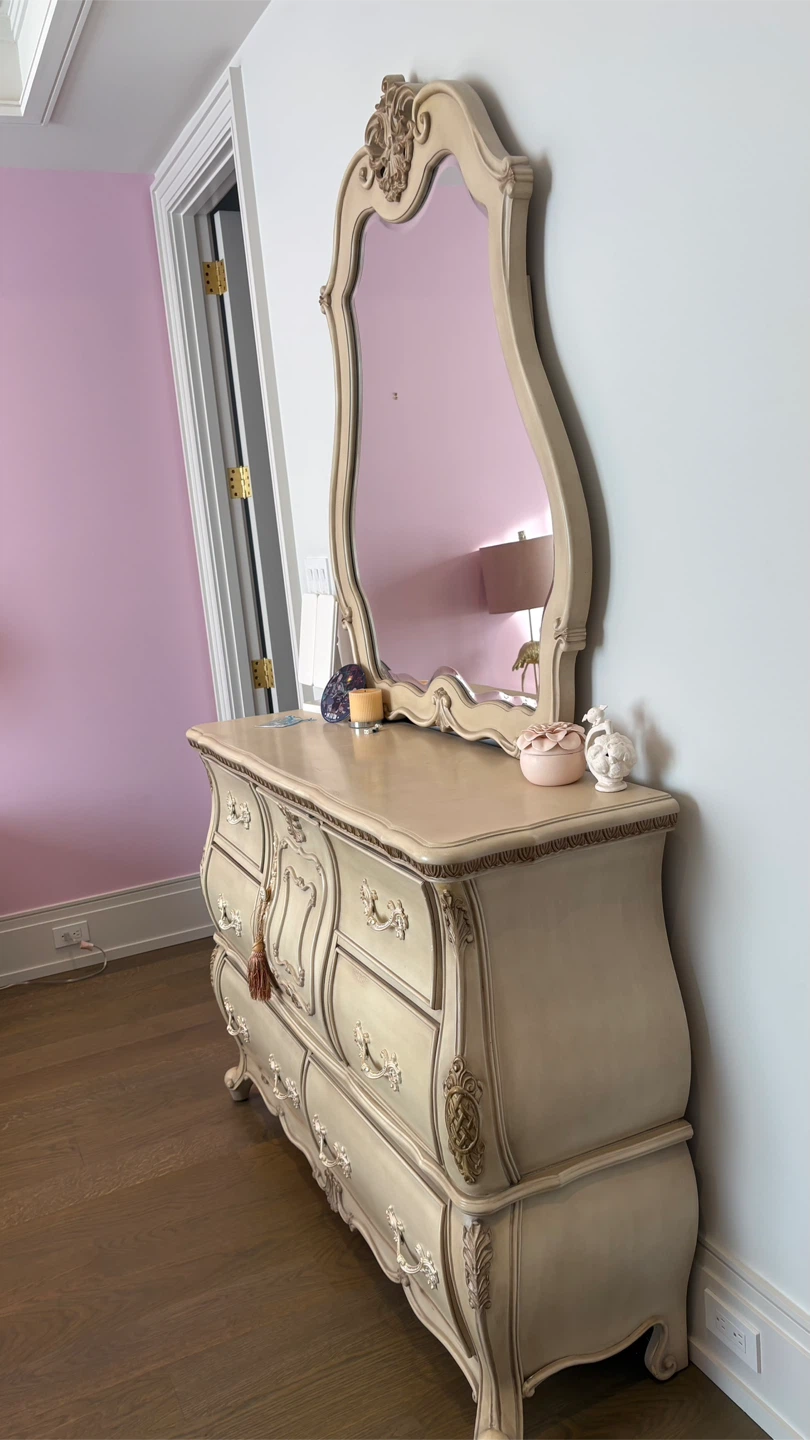 French Provincial Style Tufted Bed and Matching Dresser Set - photo 2