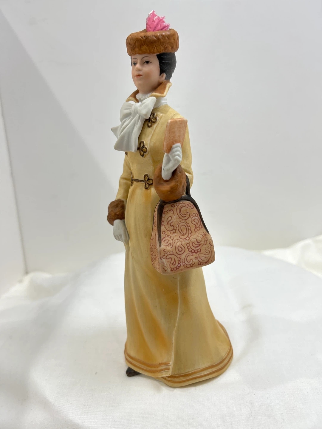 Vintage  Ceramic Lady Figurine - photo 3
