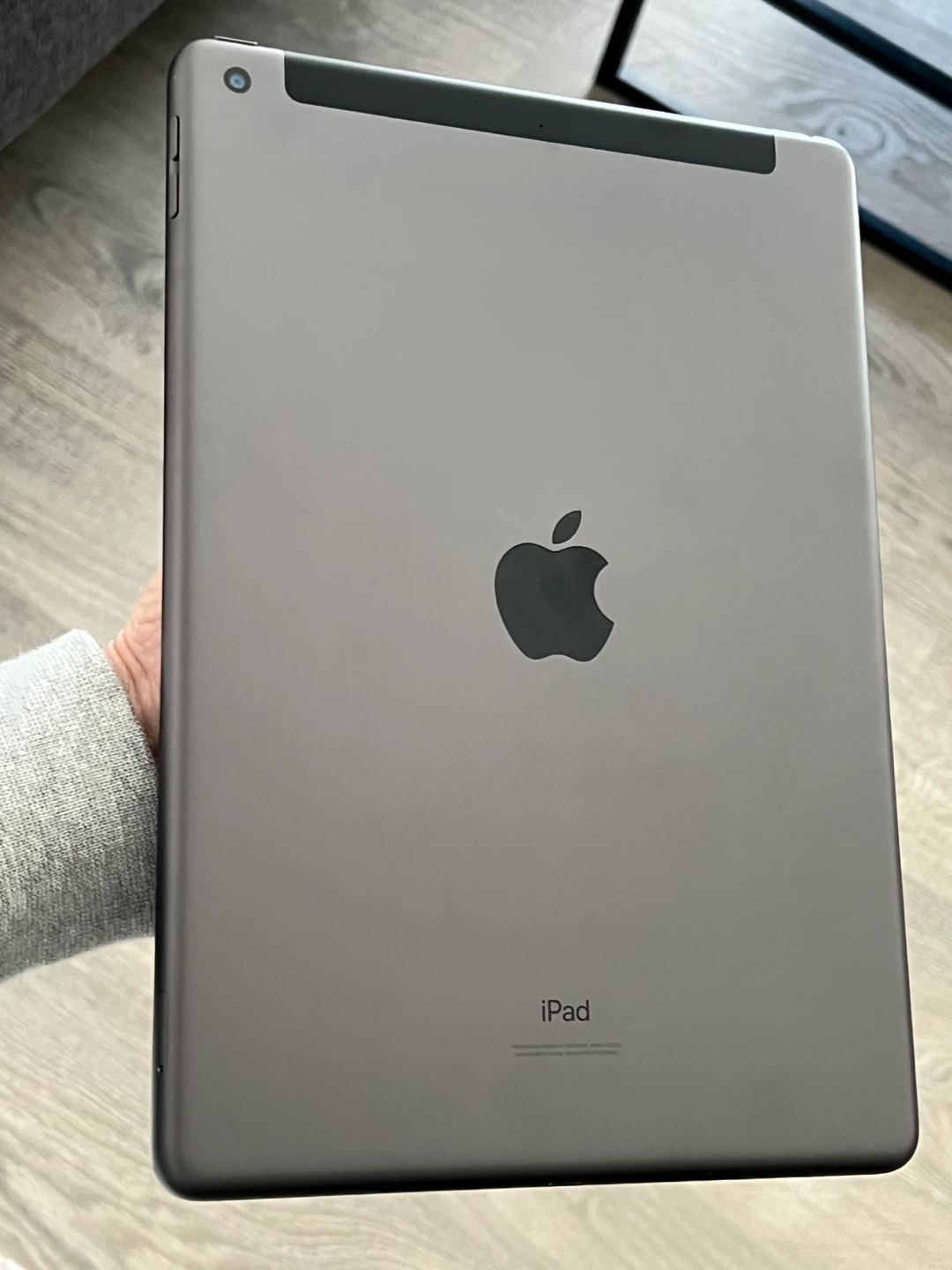Apple iPad - 32 gig - 11”  - barely used - photo 3