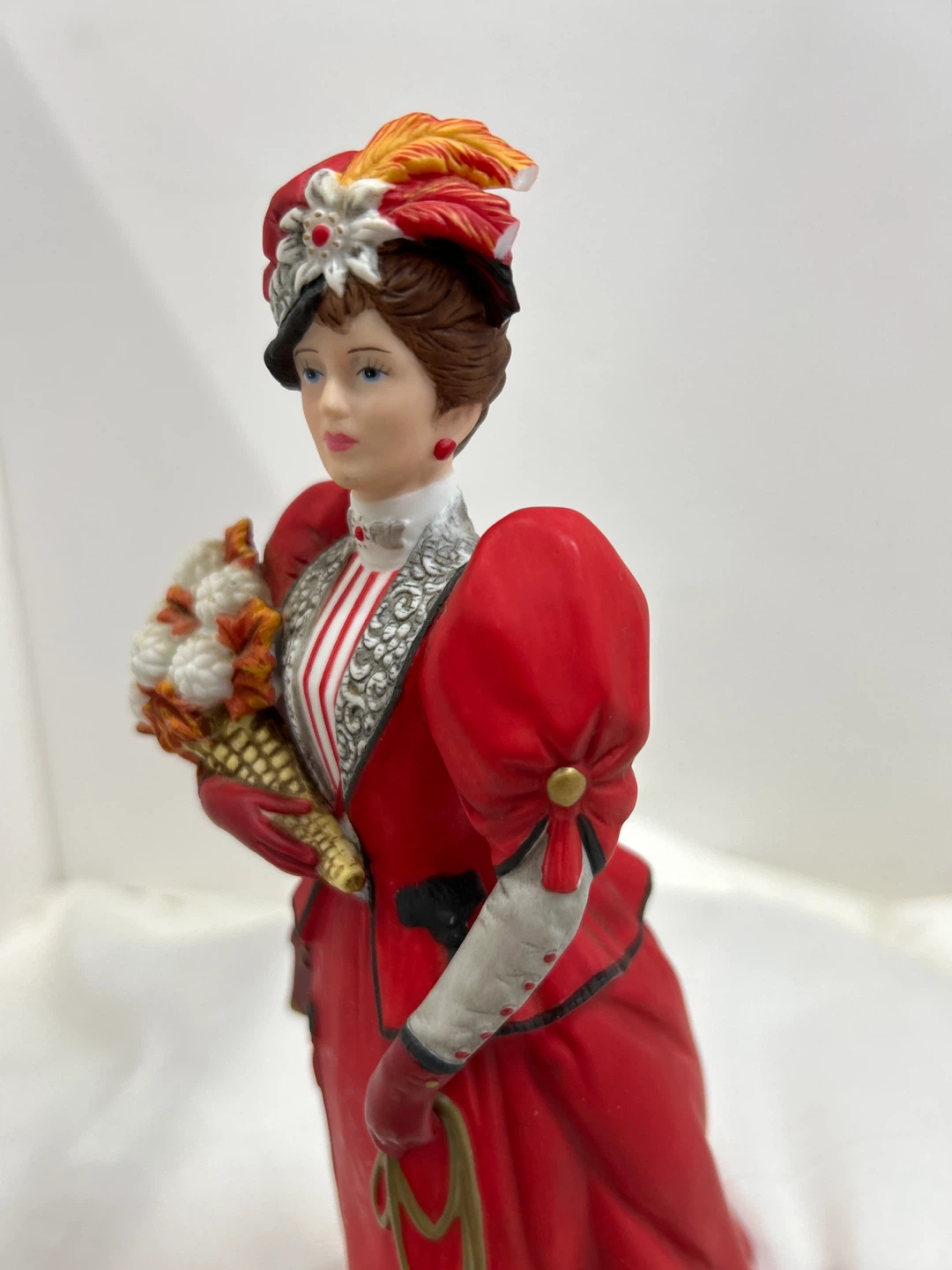 Vintage 1997 Mrs Albee award  porcelain collectible figurine - photo 2