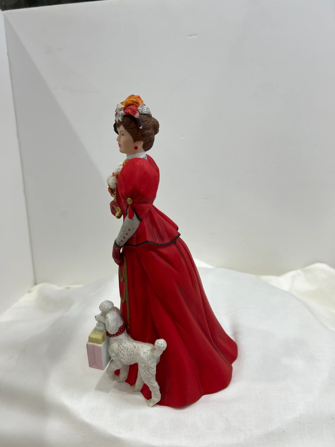 Vintage 1997 Mrs Albee award  porcelain collectible figurine - photo 4
