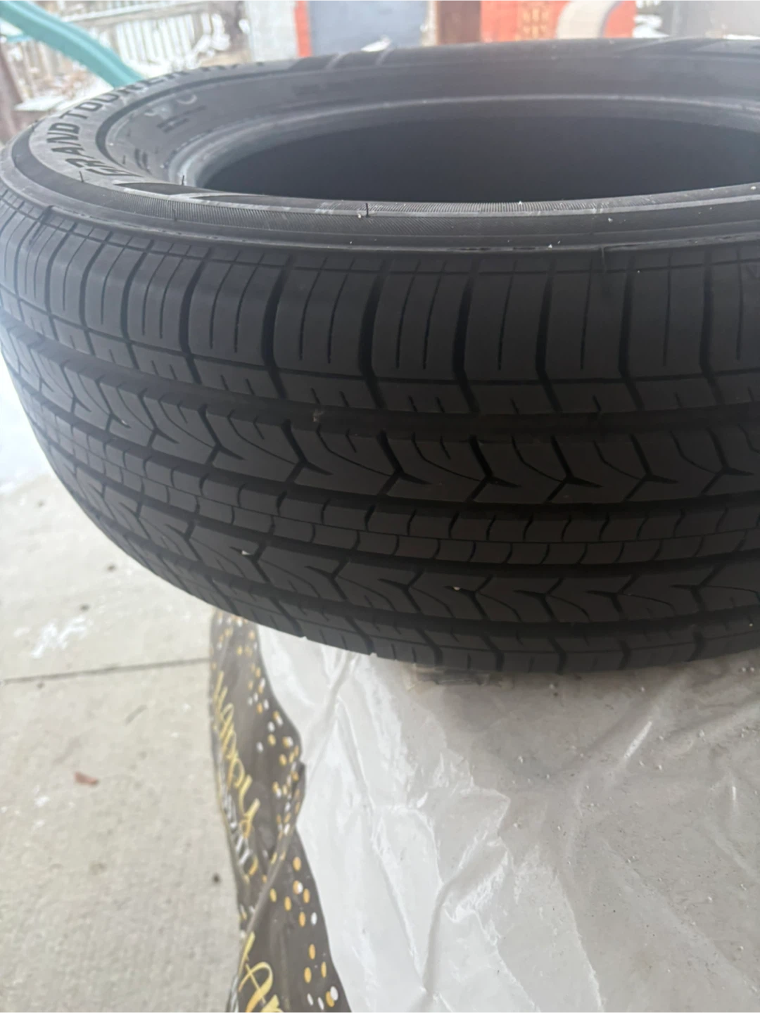 225/65R17 102H Tire