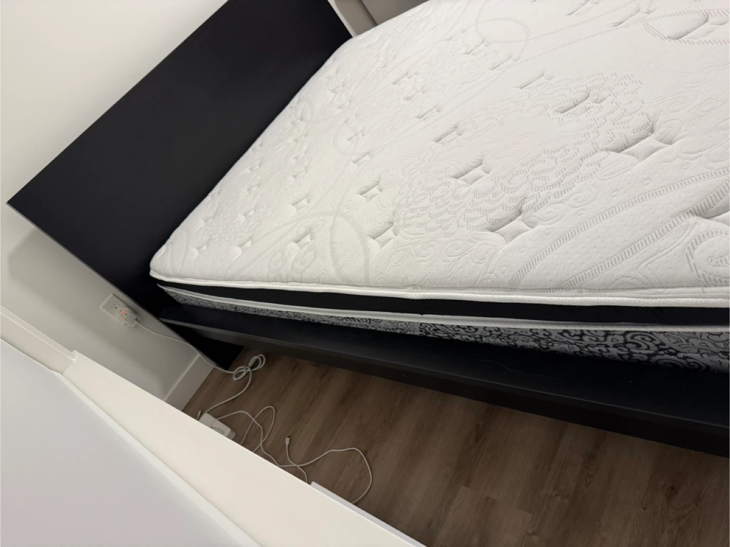 Kingsdown Queen Mattress & Bed frame - photo 5
