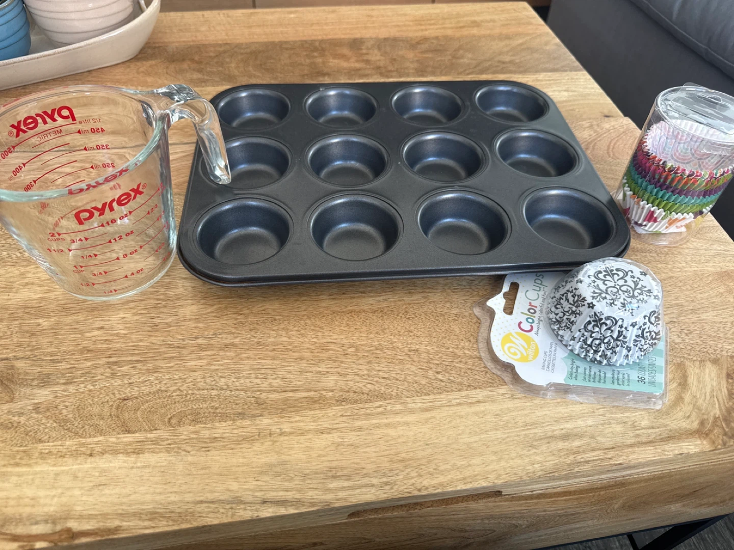 Pyrex Measuring Cup & Muffin Pan Set with Baking Cups