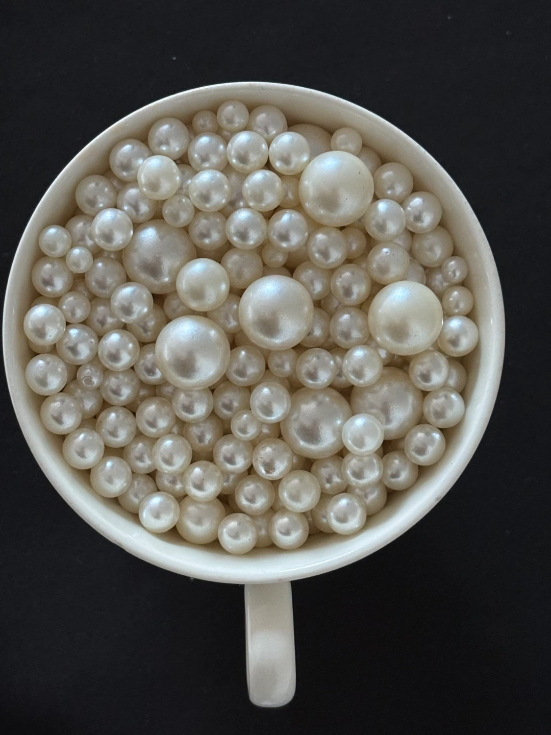 🤍 One full cup of pearls in mixed sizes