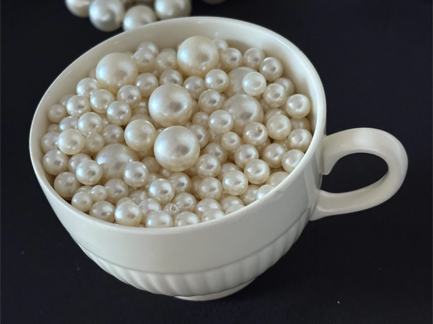 🤍 One full cup of pearls in mixed sizes - photo 2