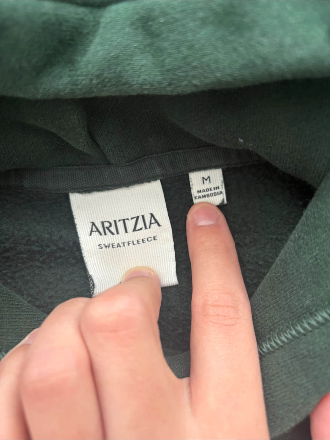 Aritzia mega raglon hoodie in a size medium and coulour scarab - photo 3