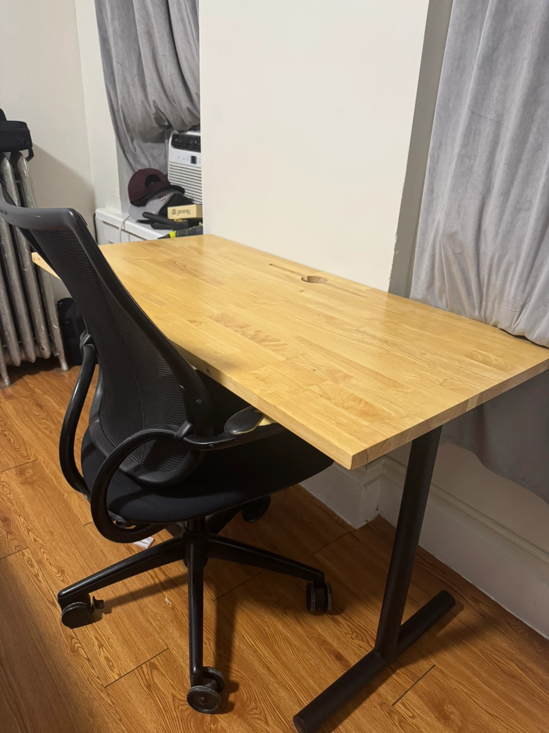 Desk - photo 2