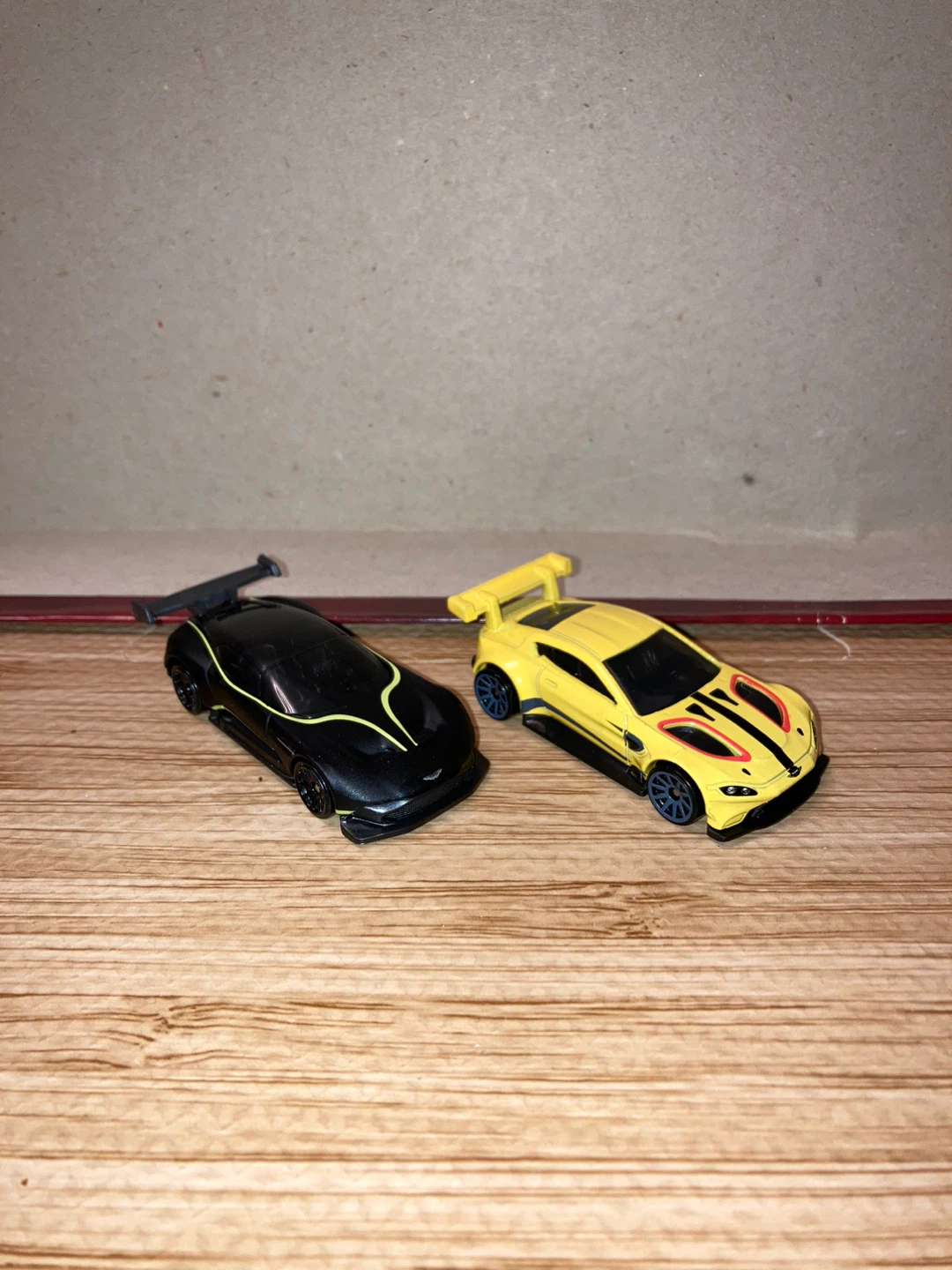 Hot Wheels Loose Bundle / Aston Martin Dual / Black & Yellow