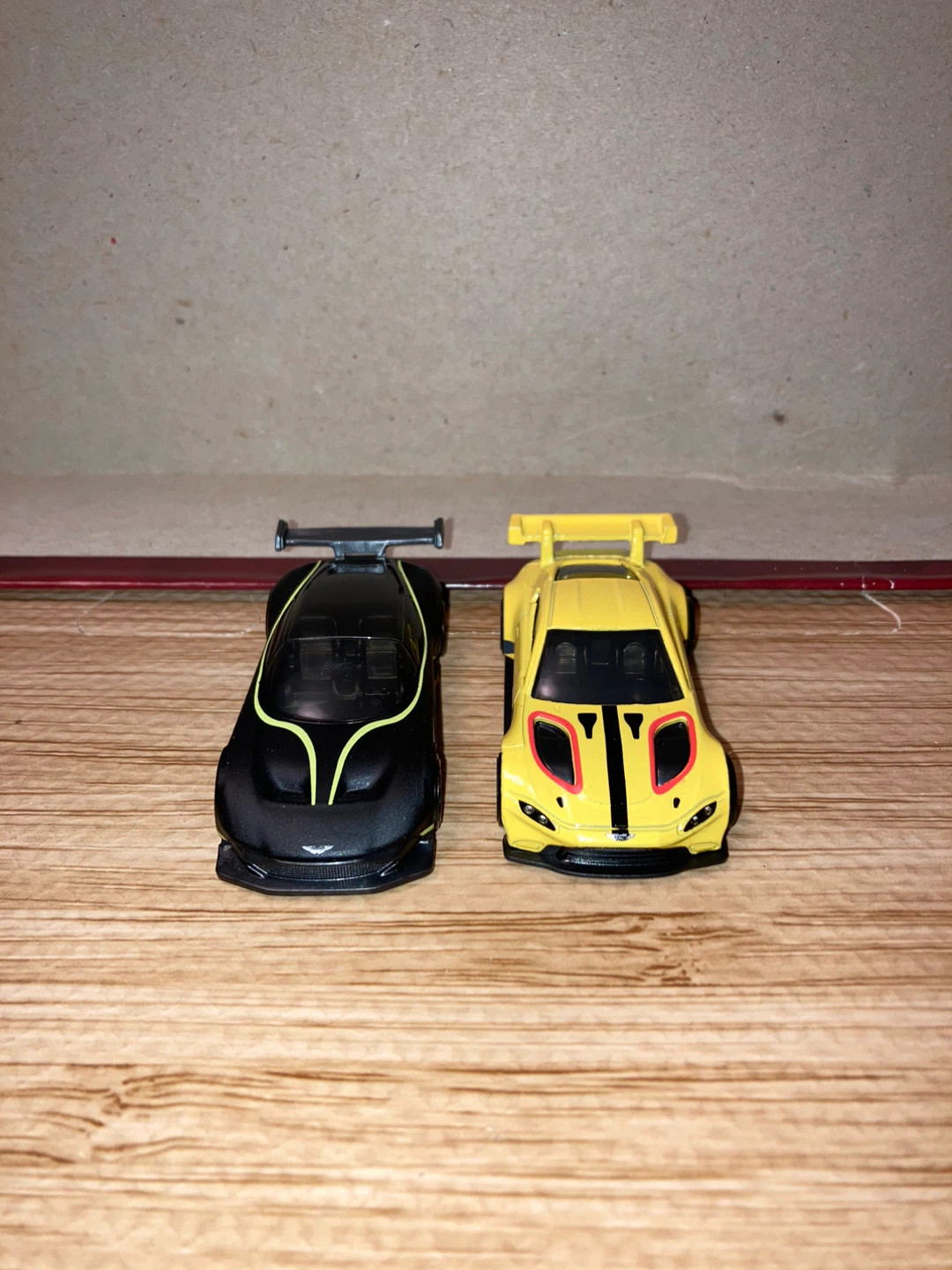 Hot Wheels Loose Bundle / Aston Martin Dual / Black & Yellow - photo 2