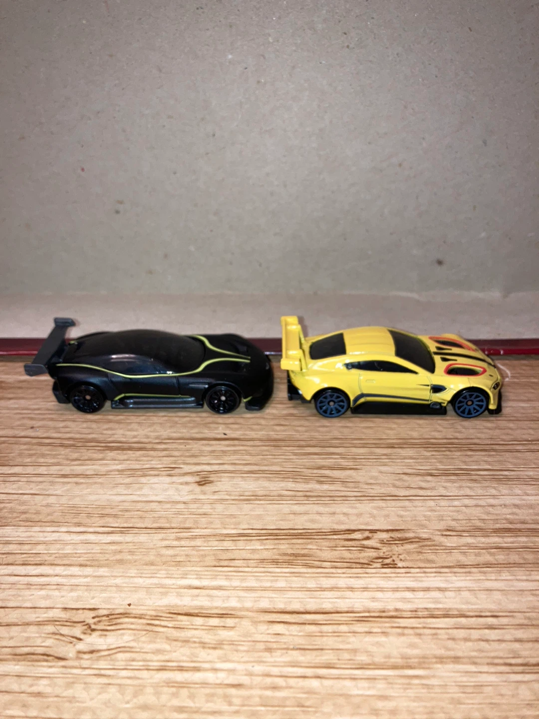 Hot Wheels Loose Bundle / Aston Martin Dual / Black & Yellow - photo 3