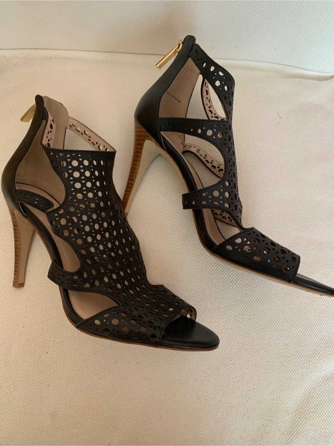 Louise et Cie Black, 9 1/2 M. Pick up only Islington/Evans - photo 2