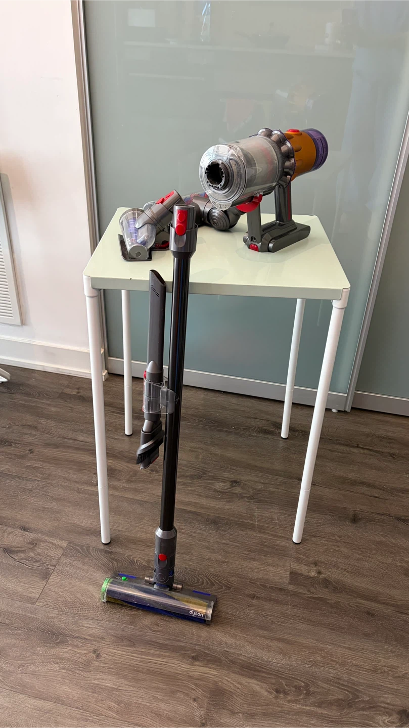 Moving sale❗️Dyson Cordless Vacuum Cleaner