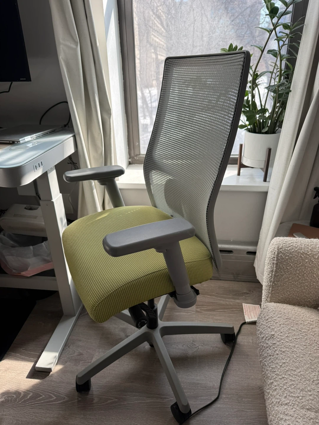 Ergonomic Office Chair - Green Seat & Mesh Back - photo 3