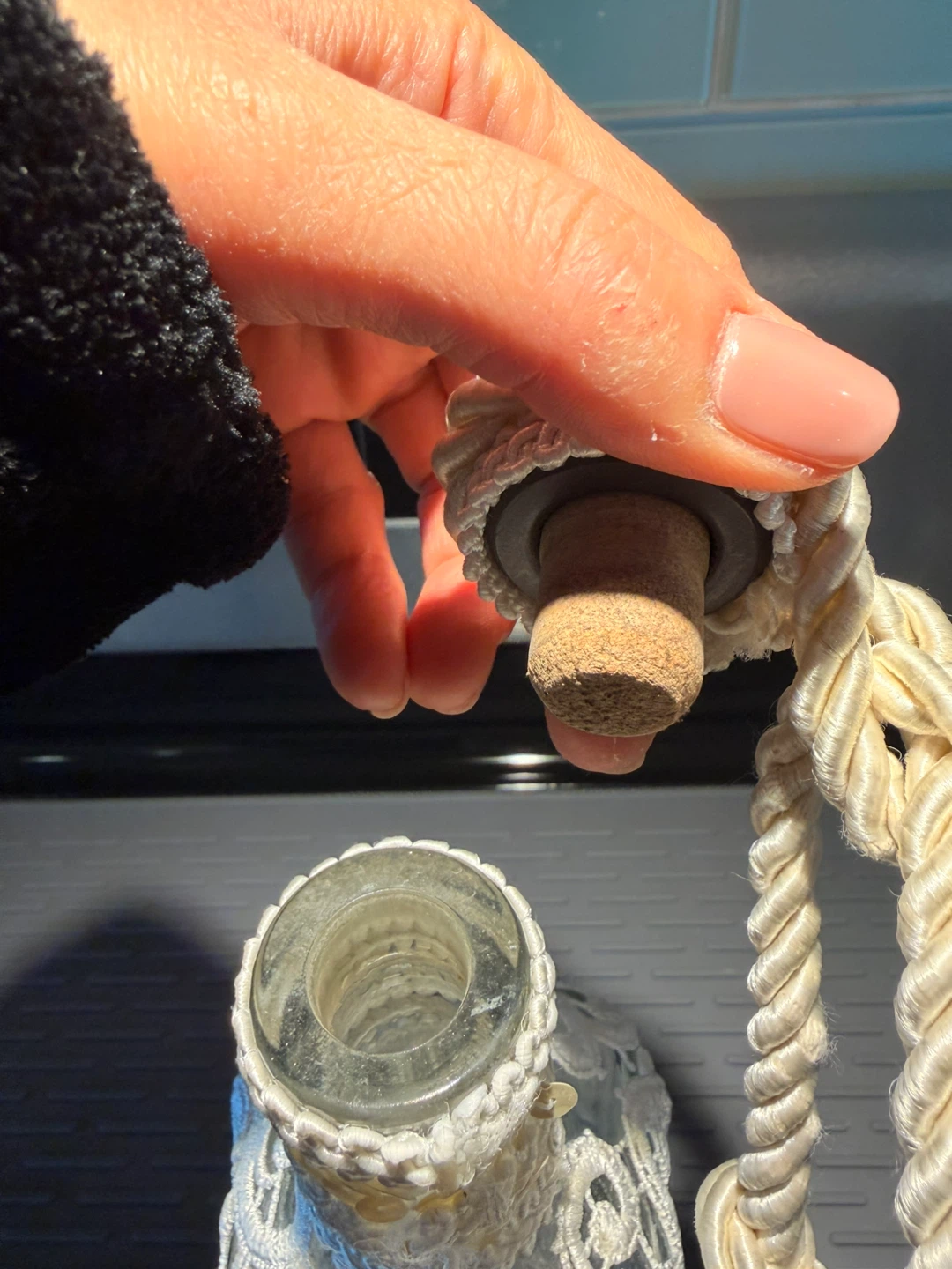 Decorative Lace Covered Bottle with Rope Handle🏆 - photo 5