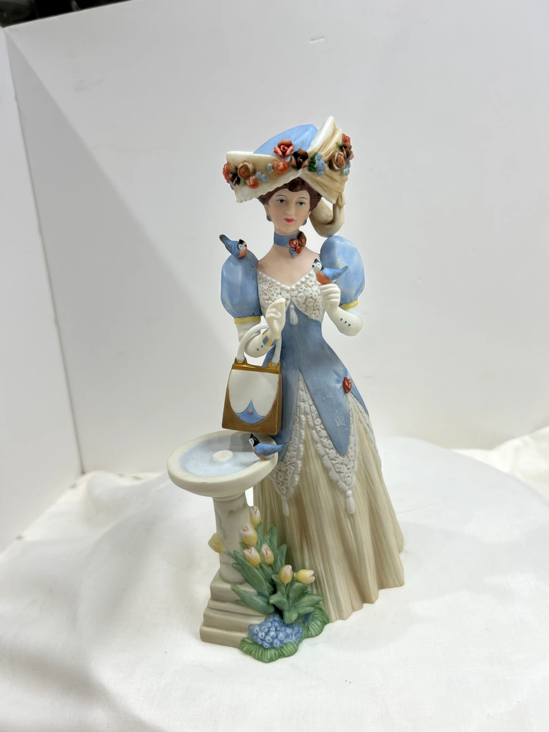 Vintage 1998 Mrs Albee award porcelain figurine  collectible