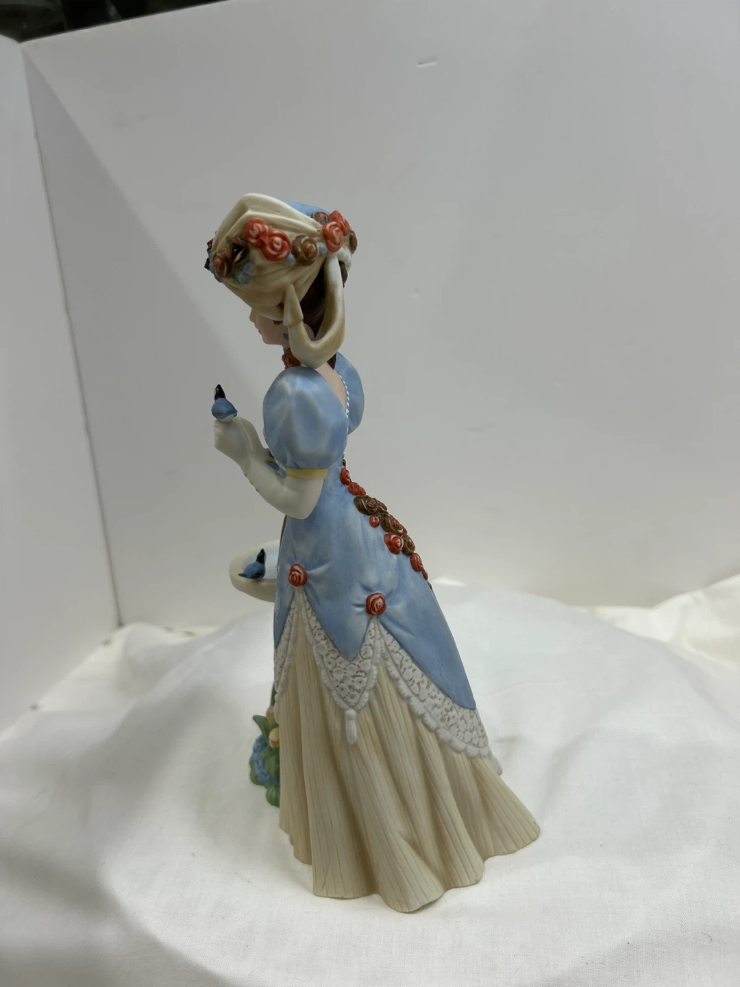 Vintage 1998 Mrs Albee award porcelain figurine  collectible - photo 5