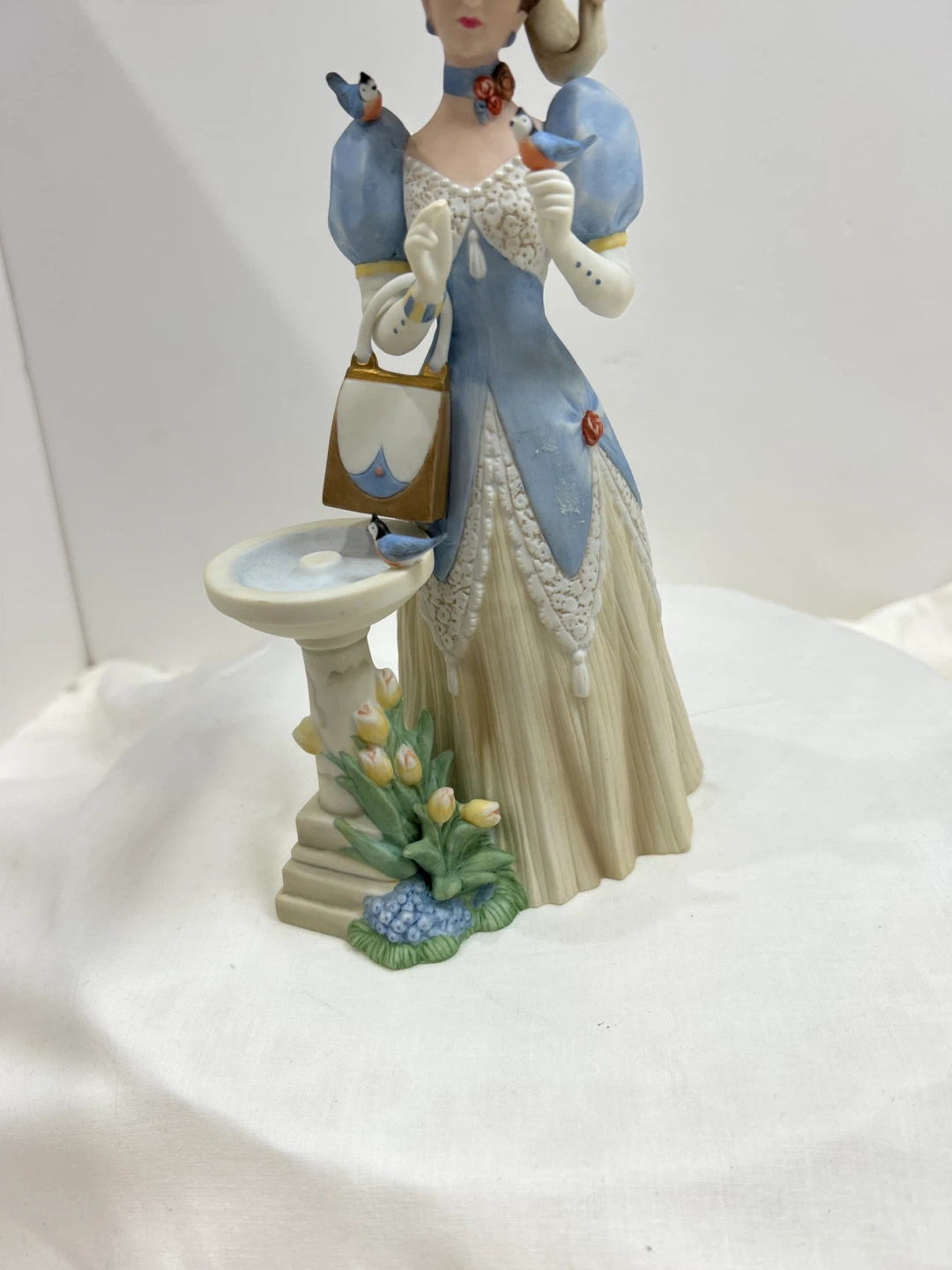 Vintage 1998 Mrs Albee award porcelain figurine  collectible - photo 3